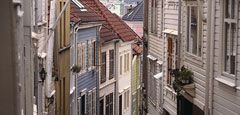 Narrow street in Bergen. Photo: Oddleiv Apneseth/Bergen Tourist Board